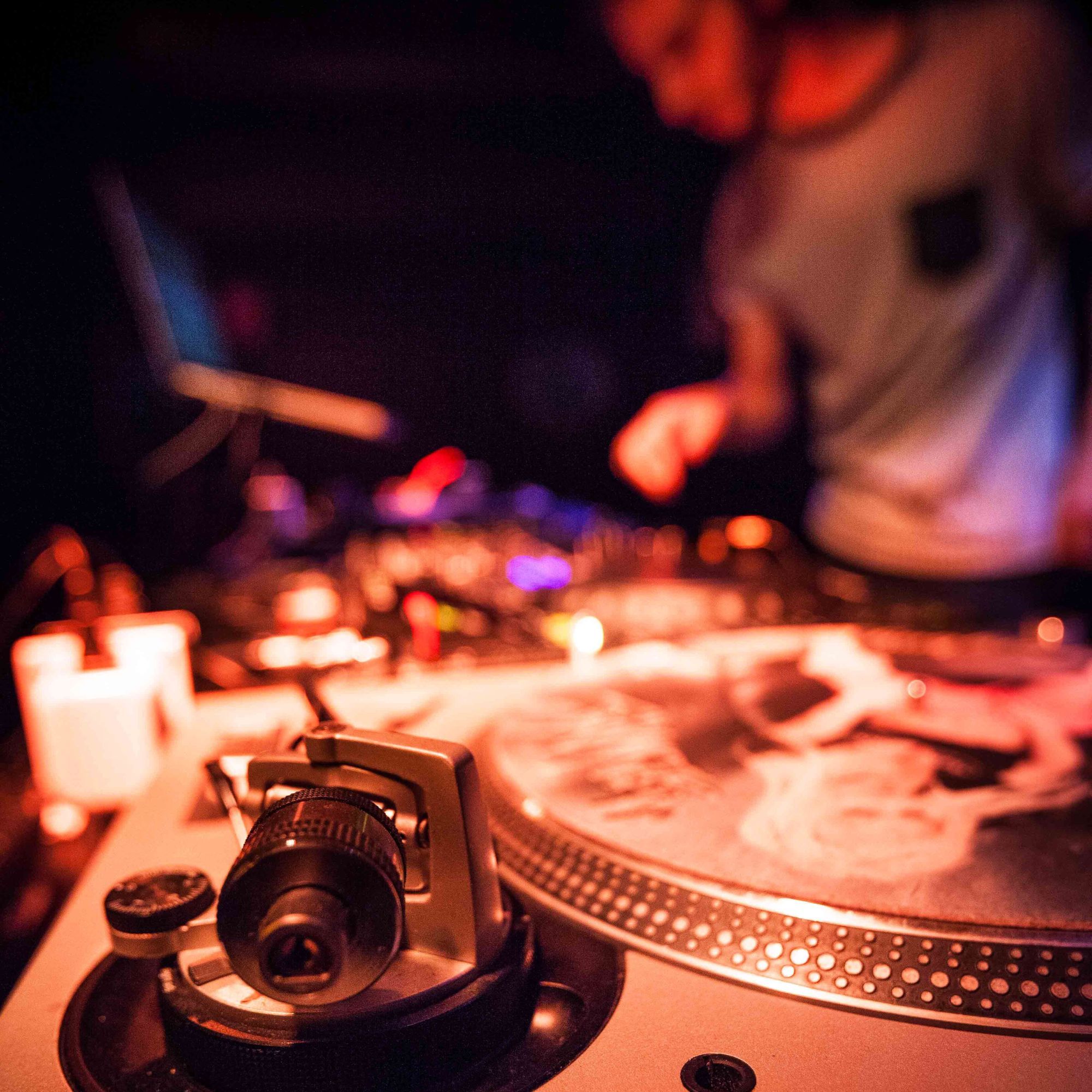 Cum să Alegi Muzica de la Nuntă: DJ sau Formație?
