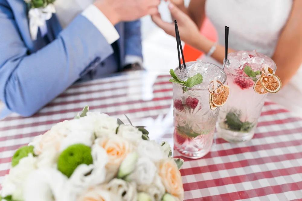 Idei de meniuri cu bauturi pentru nunta - cumpărate de miri sau open bar?