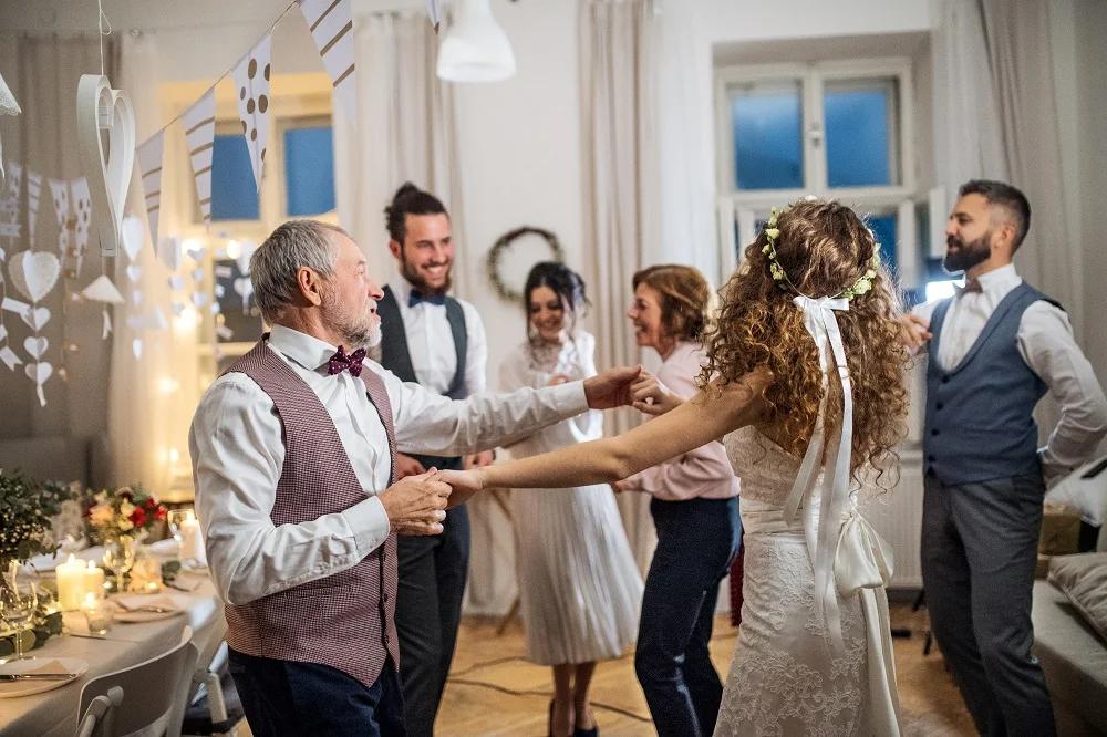 1. Respectă dress code-ul indicat în invitație